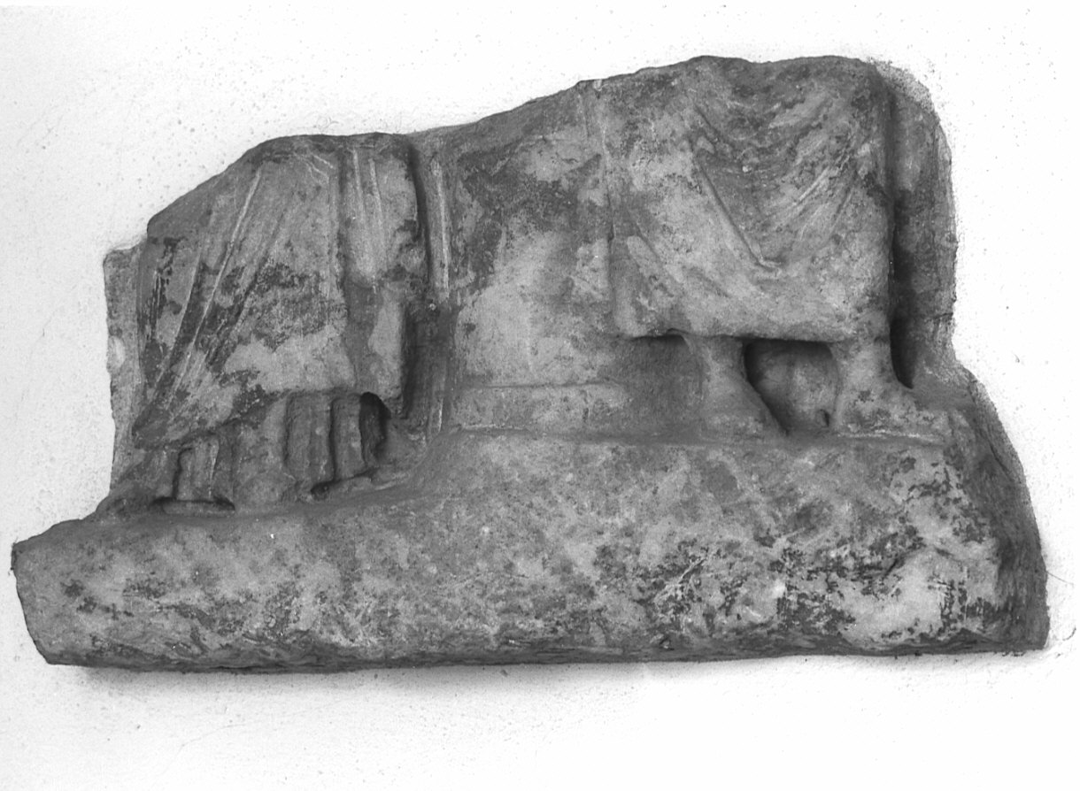 figure (rilievo, frammento) - ambito romano (sec. I, sec. II)