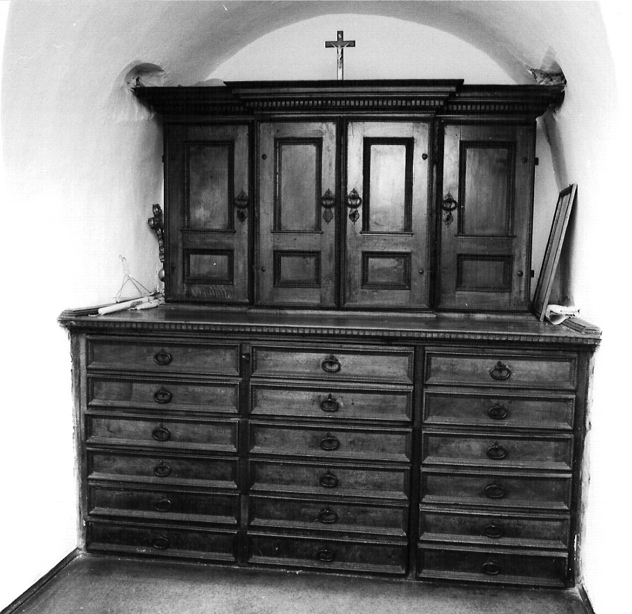 mobile da sacrestia con alzata, opera isolata - bottega lombarda (prima metà sec. XVIII)