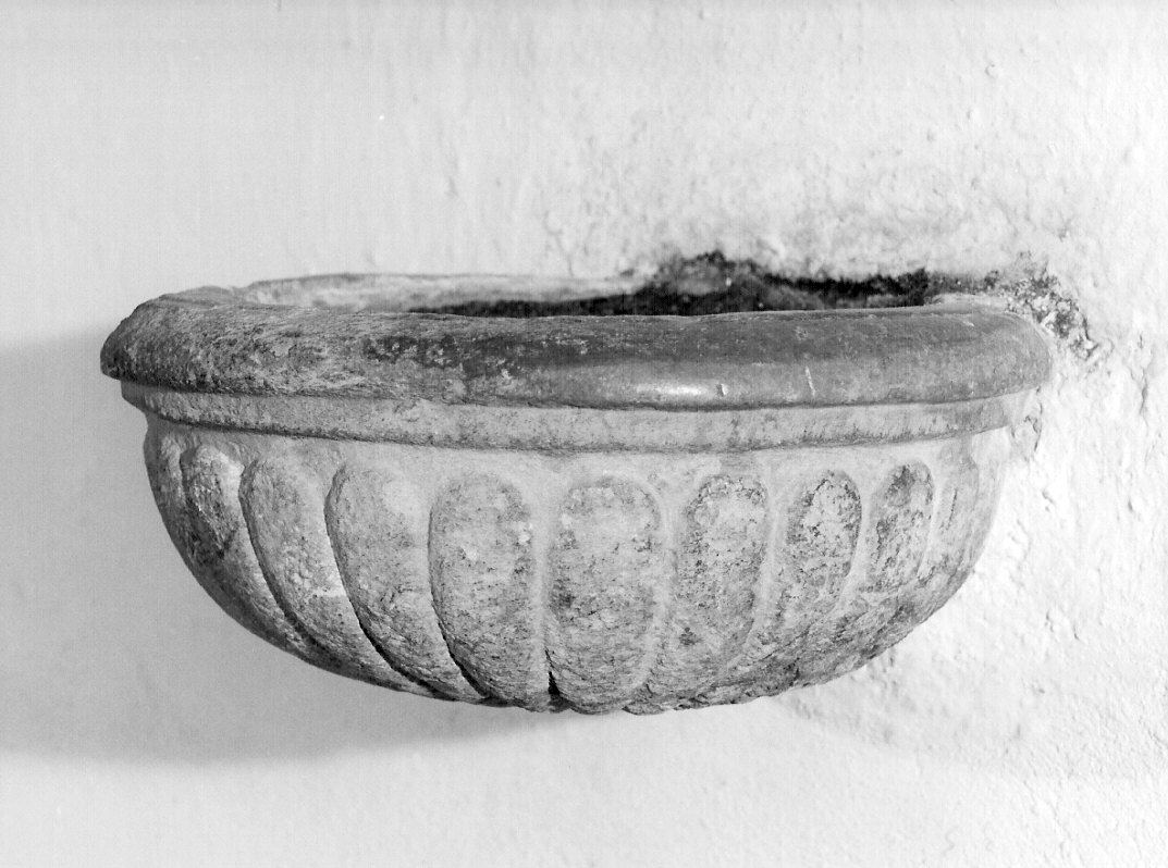 acquasantiera da parete, opera isolata - bottega lombarda (prima metà sec. XVII)