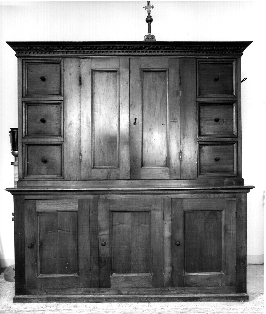 mobile da sacrestia con alzata, opera isolata - bottega lombarda (prima metà sec. XVIII)