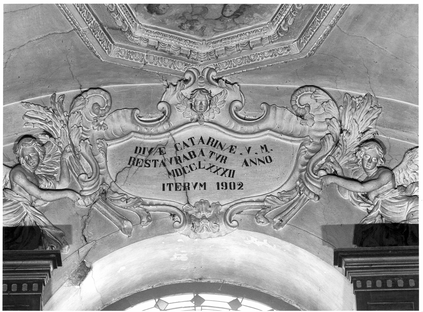 angeli reggitarga (decorazione plastica, opera isolata) - ambito lombardo (sec. XVIII)