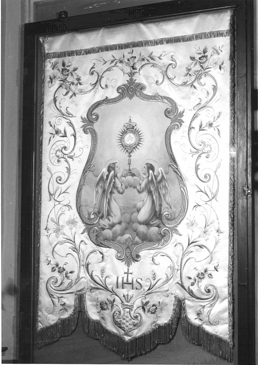 angeli adoranti il calice eucaristico (stendardo processionale, opera isolata) - manifattura lombarda (fine/inizio secc. XIX/ XX)