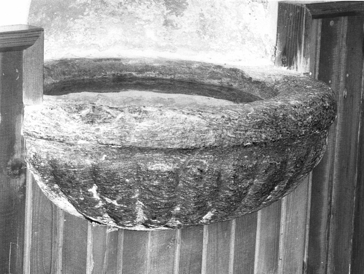 acquasantiera da parete, elemento d'insieme - bottega lombarda (sec. XVII)