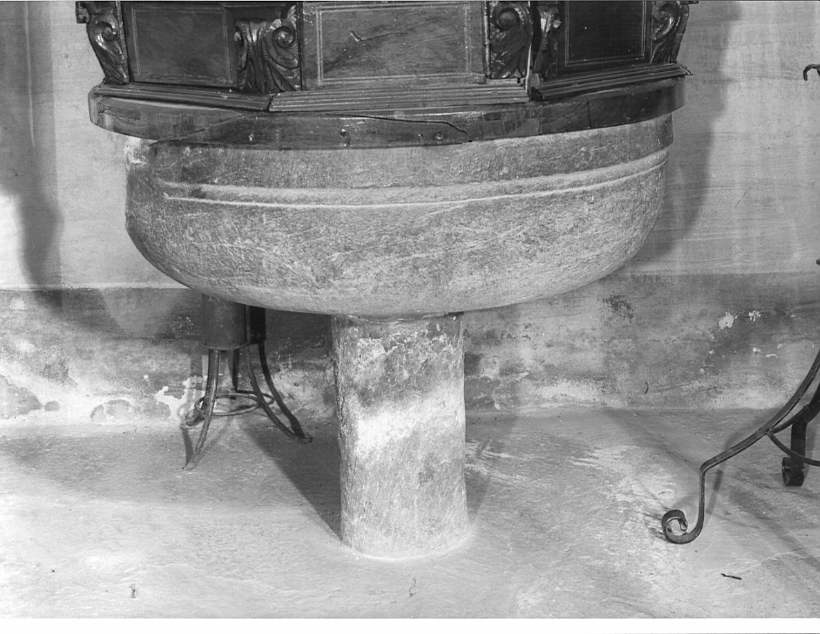 fonte battesimale - a fusto, opera isolata - ambito valtellinese (sec. XVII)