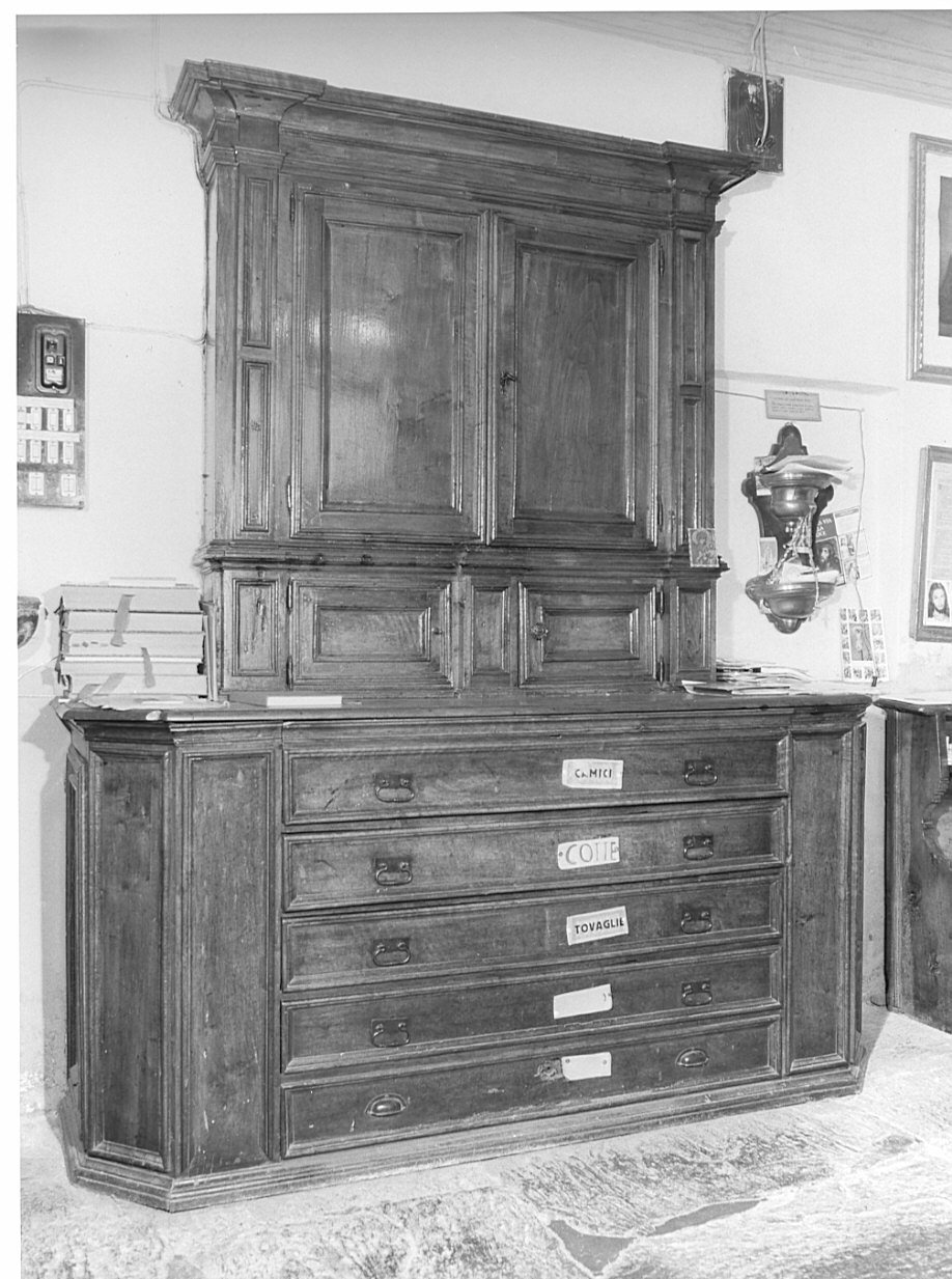 mobile da sacrestia con alzata, opera isolata - ambito valtellinese (sec. XVIII)