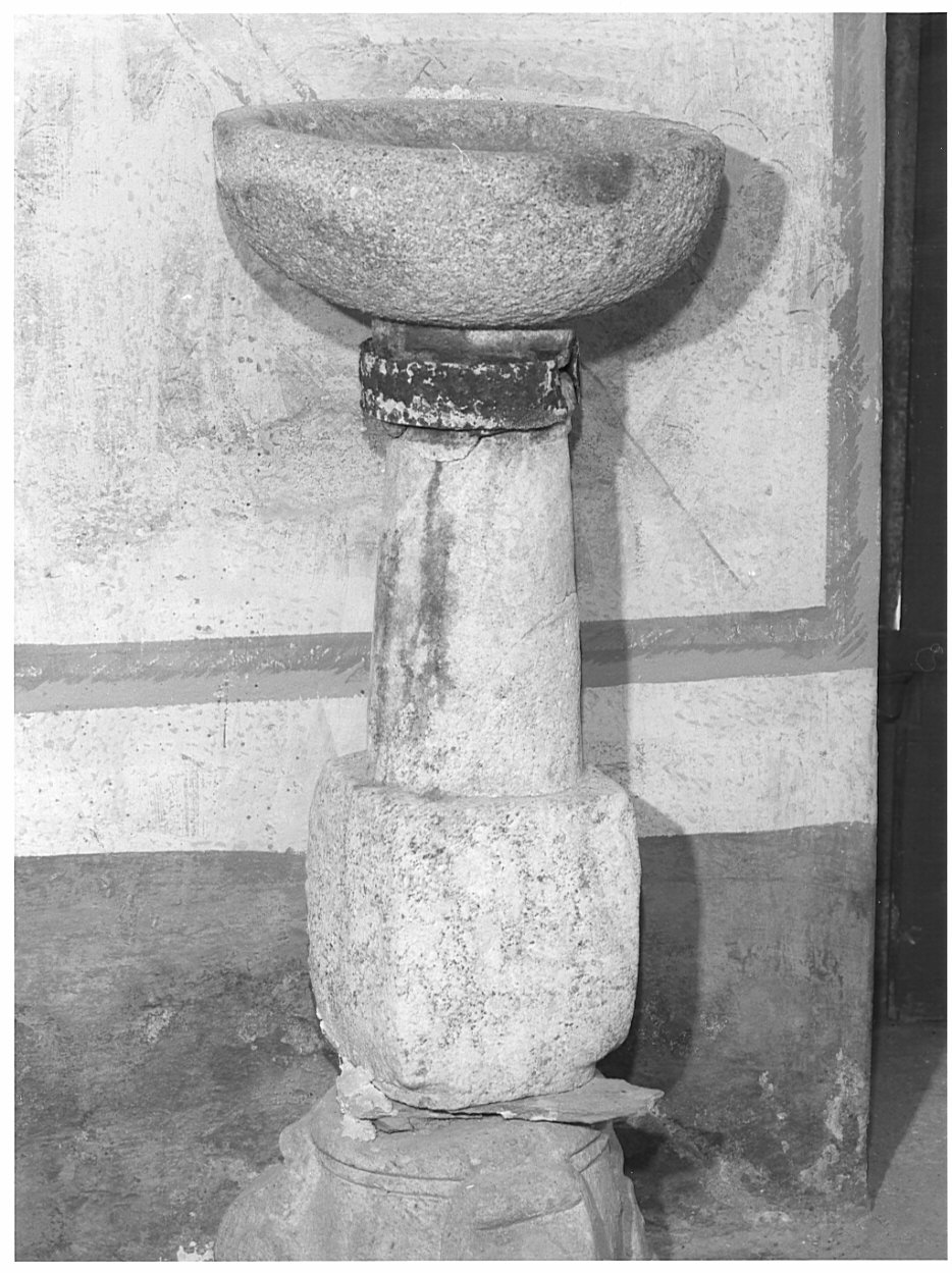 acquasantiera - a fusto, opera isolata - ambito valtellinese (sec. XVIII)