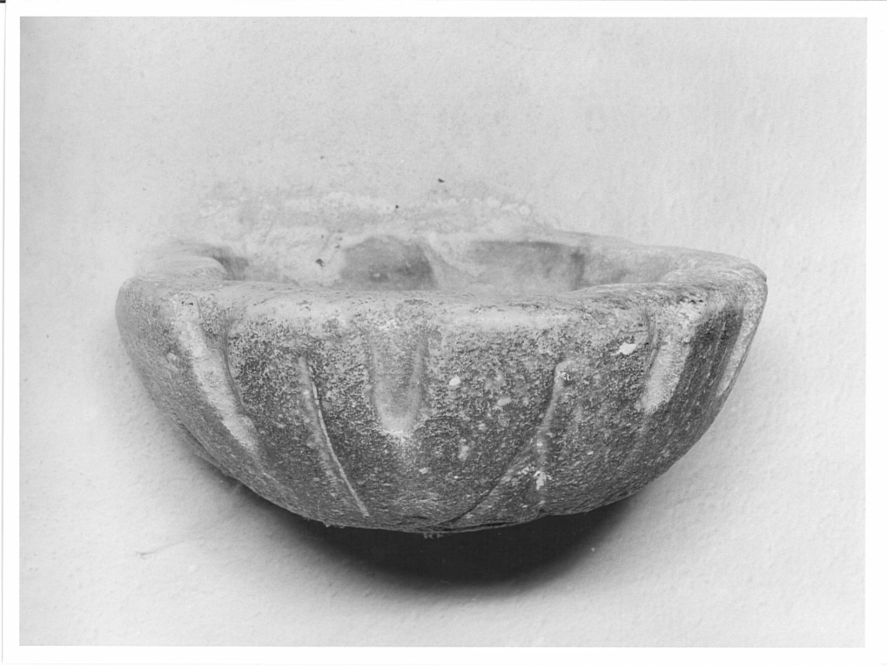 acquasantiera da parete, opera isolata - ambito valtellinese (sec. XVIII)