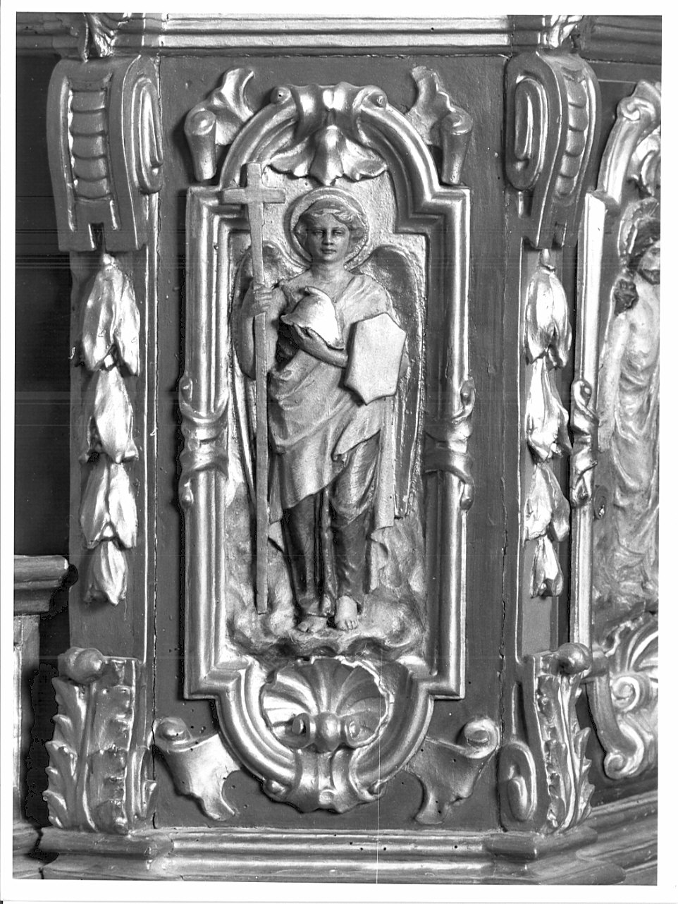 angelo con croce, scudo, elmo (rilievo, elemento d'insieme) - bottega lombarda (sec. XVII)
