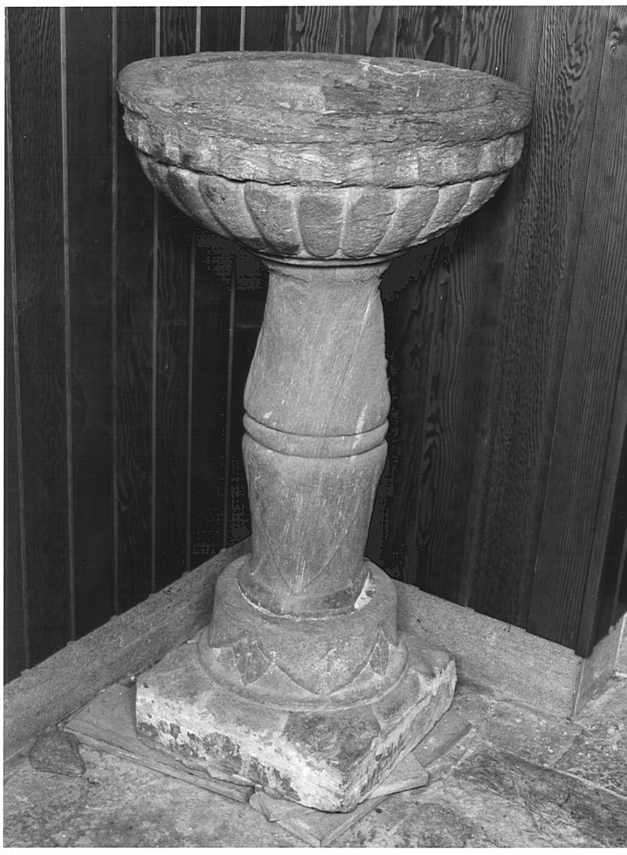 acquasantiera - a fusto, opera isolata - ambito valtellinese (sec. XVI)