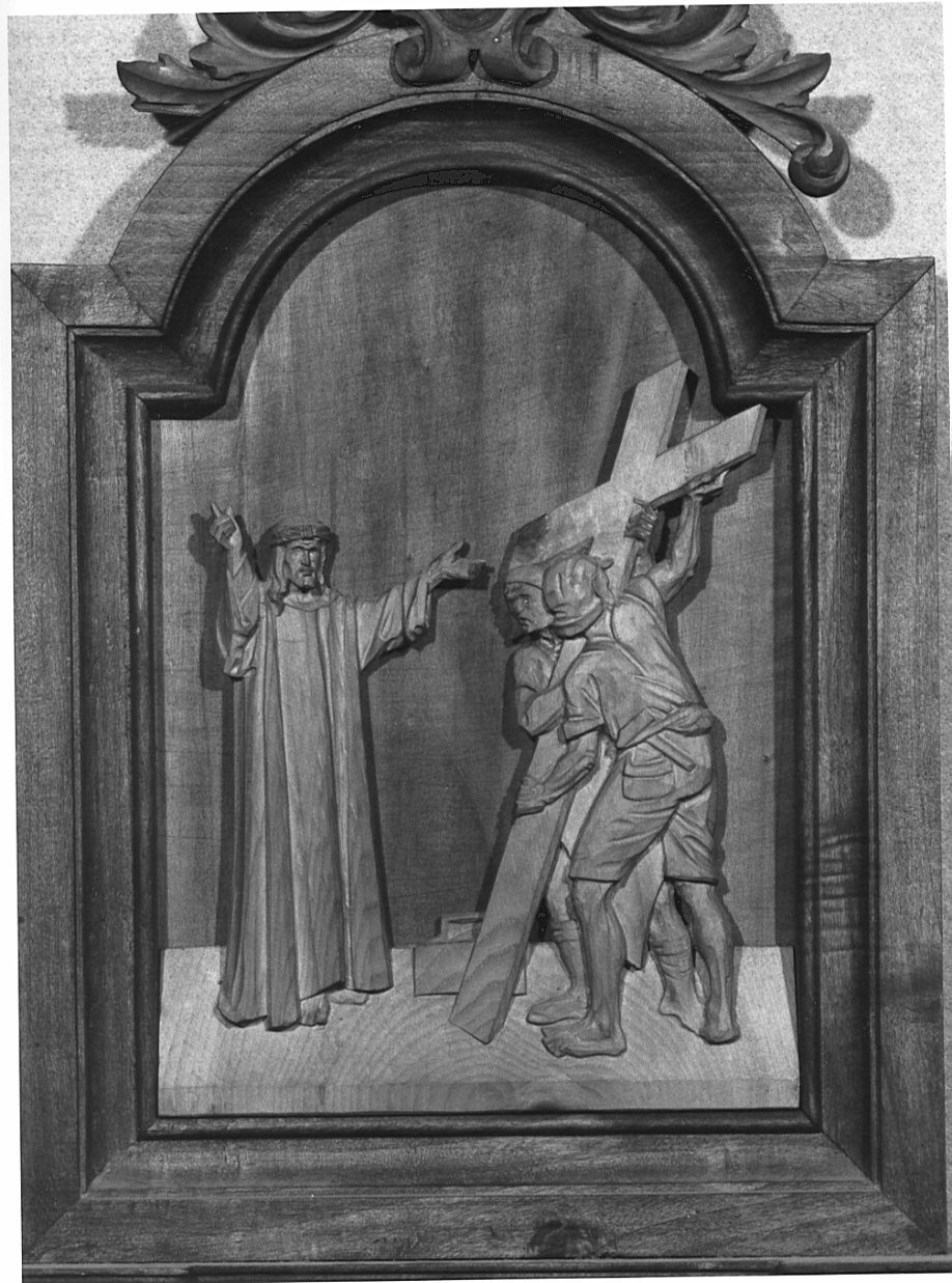 stazione II: Gesù caricato della croce (formella, elemento d'insieme) di Sandrini Martino (sec. XX)