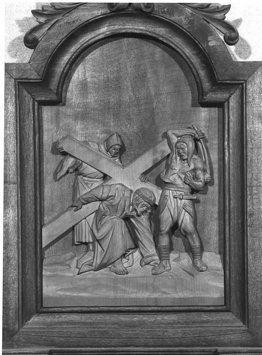 stazione III: Gesù cade sotto la croce la prima volta (formella, elemento d'insieme) di Sandrini Martino (sec. XX)