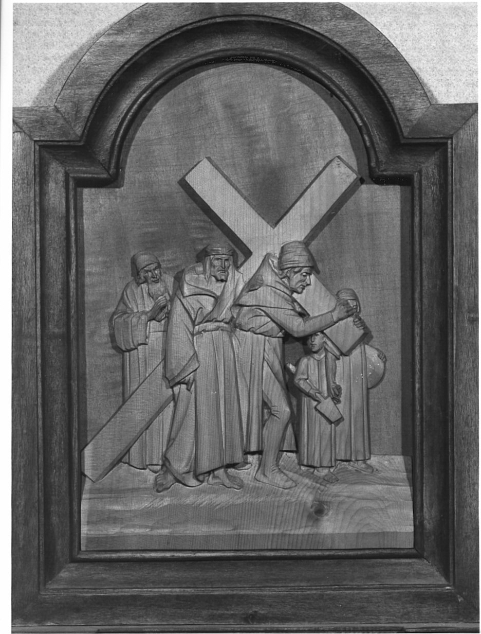 stazione V: Gesù aiutato da Simone il Cireneo a portare la croce (formella, elemento d'insieme) di Sandrini Martino (sec. XX)