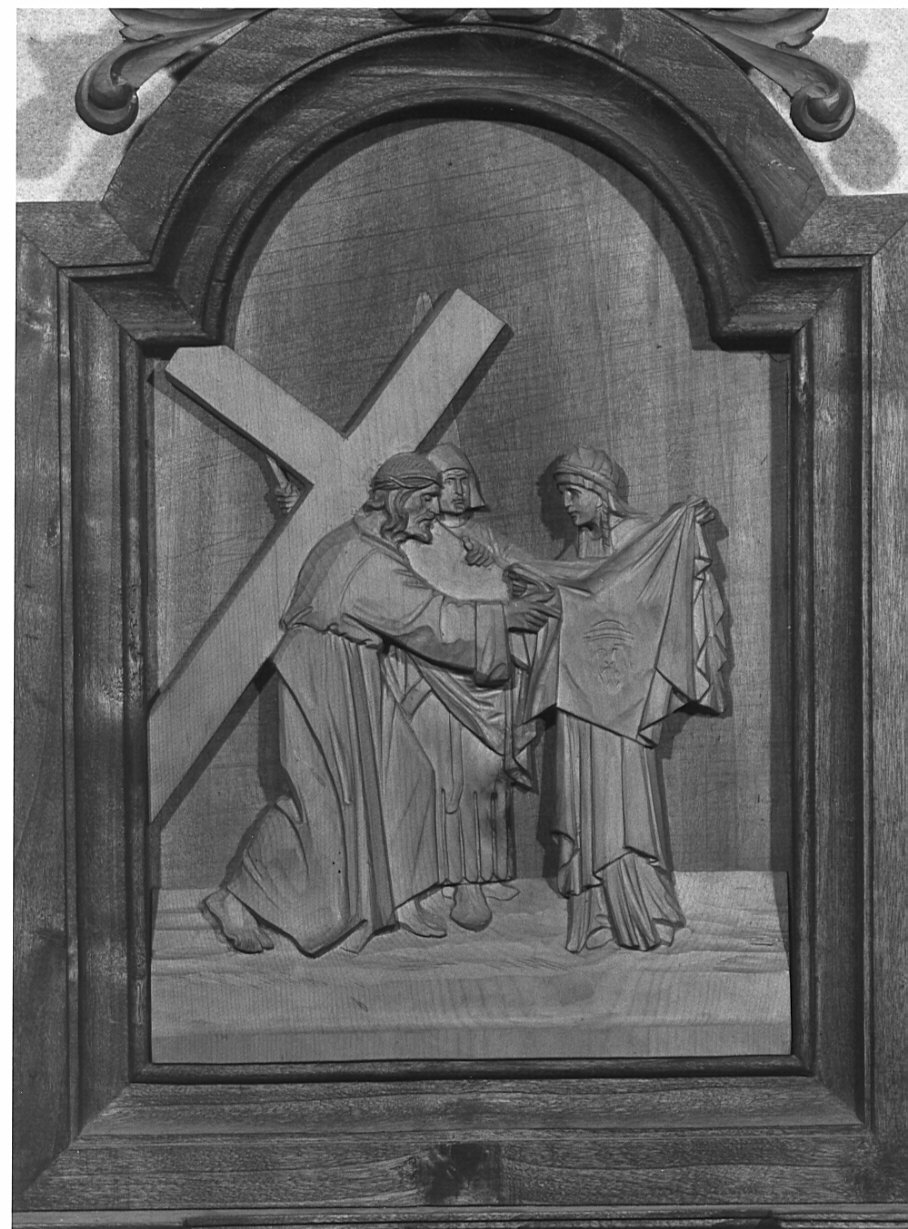 stazione VI: Gesù asciugato dalla Veronica (formella, elemento d'insieme) di Sandrini Martino (sec. XX)
