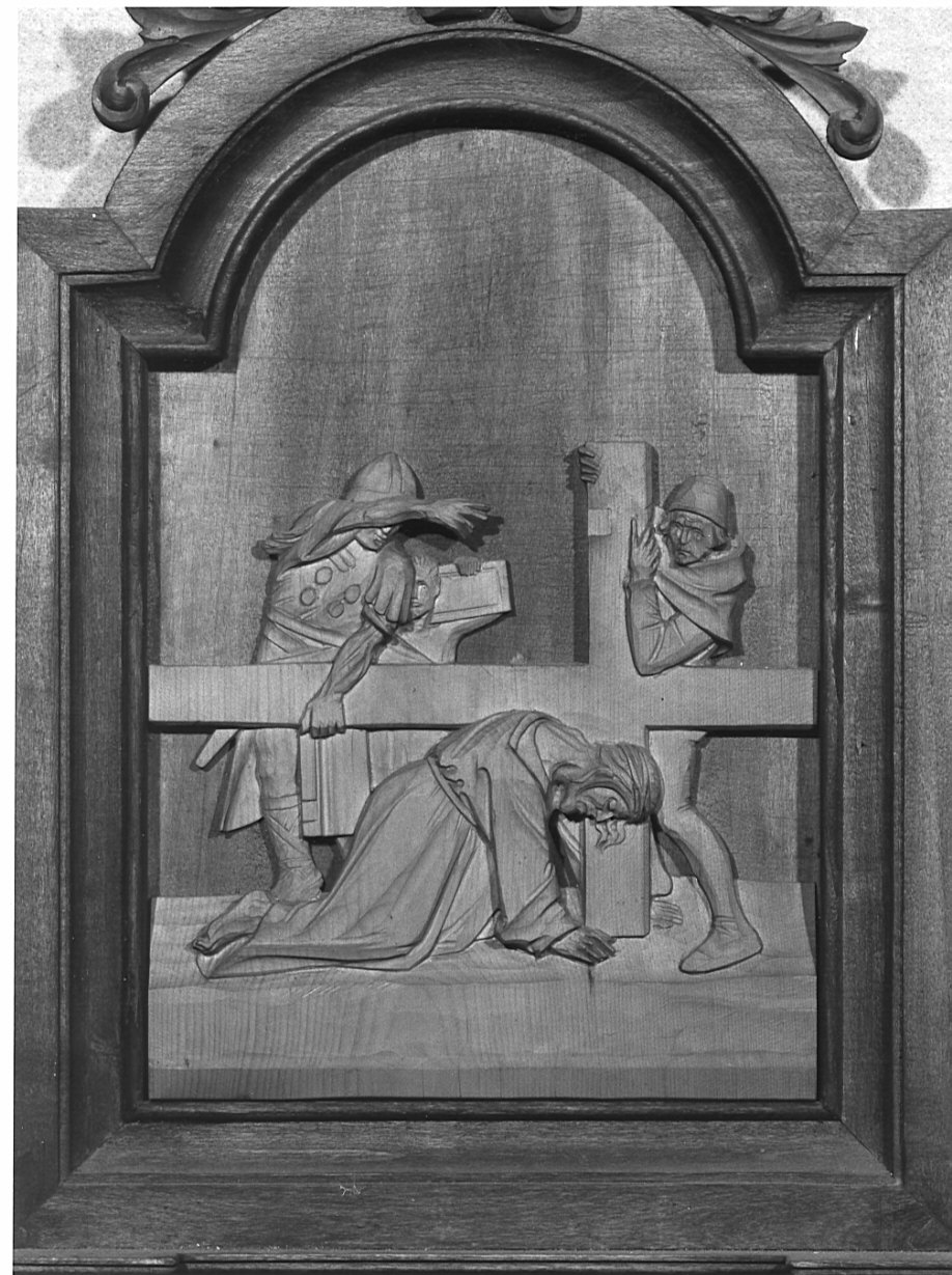 stazione VII: Gesù cade sotto la croce la seconda volta (formella, elemento d'insieme) di Sandrini Martino (sec. XX)