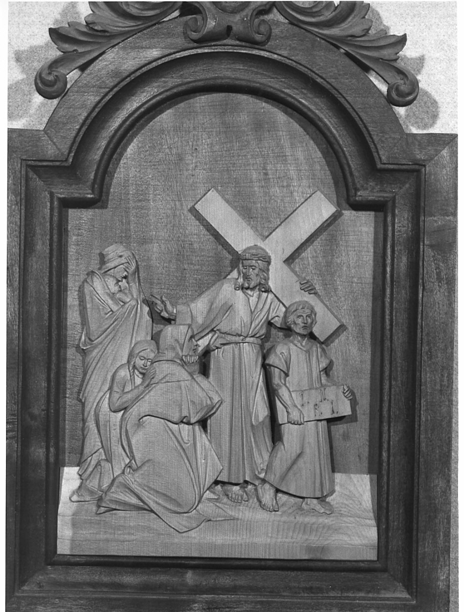 stazione VIII: Gesù consola le donne di Gerusalemme (formella, elemento d'insieme) di Sandrini Martino (sec. XX)