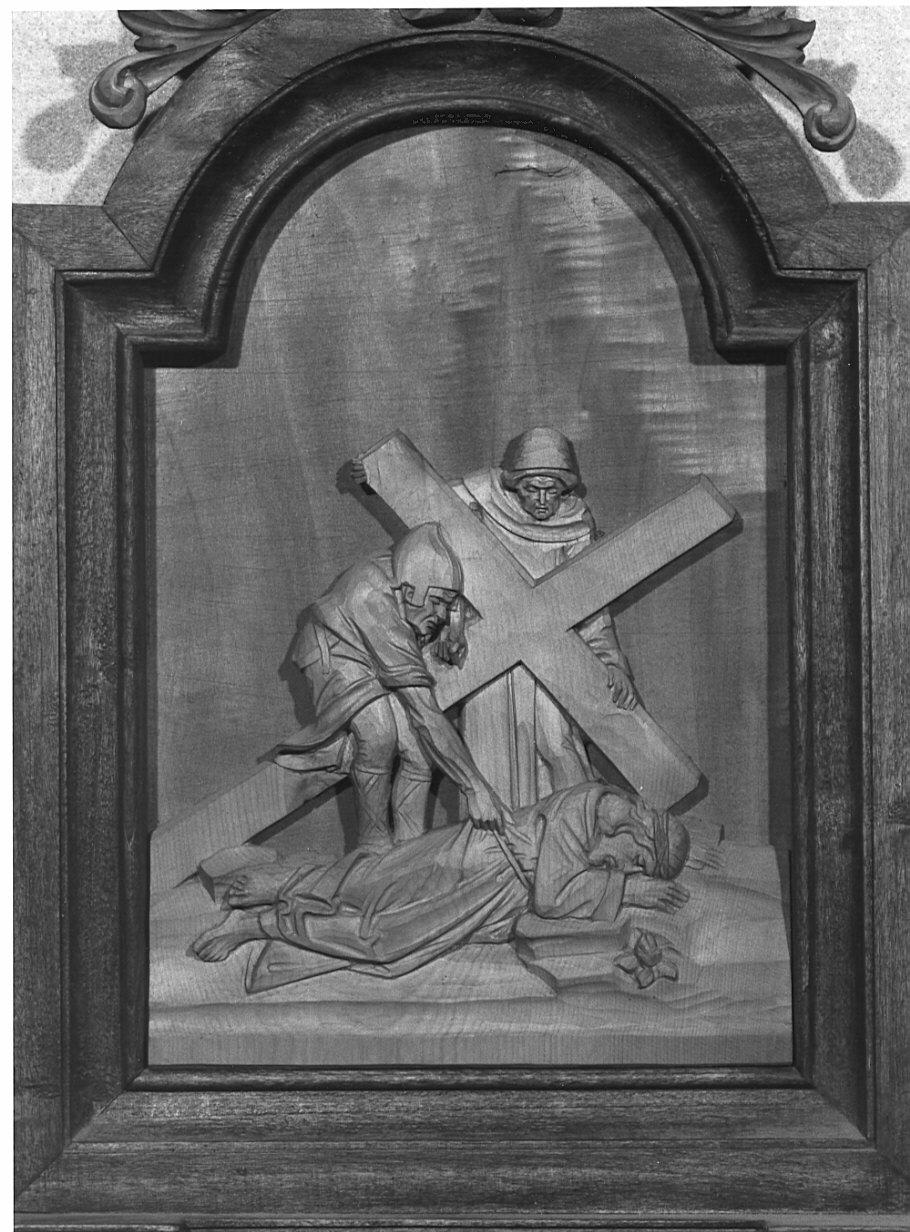 stazione IX: Gesù cade sotto la croce la terza volta (formella, elemento d'insieme) di Sandrini Martino (sec. XX)