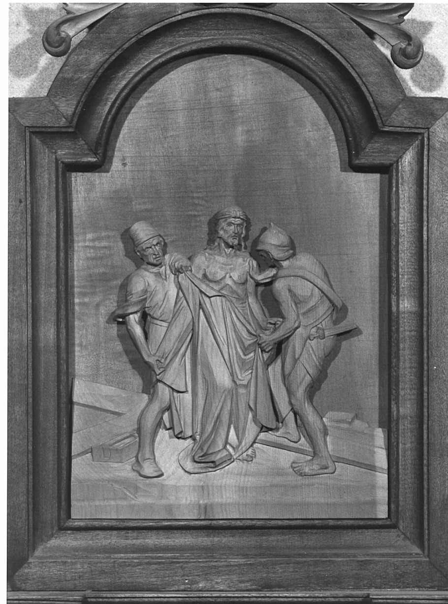 stazione X: Gesù spogliato e abbeverato di fiele (formella, elemento d'insieme) di Sandrini Martino (sec. XX)