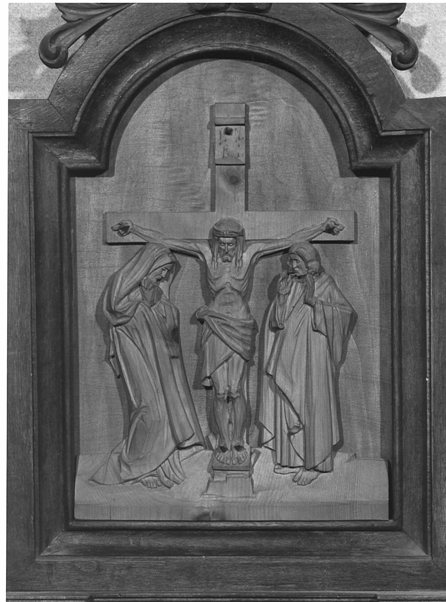 stazione XII: Gesù innalzato e morto in croce (formella, elemento d'insieme) di Sandrini Martino (sec. XX)