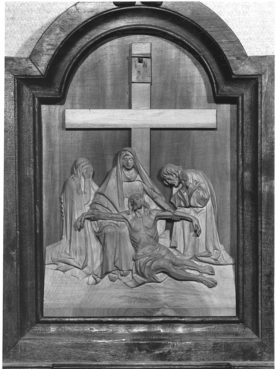 stazione XIII: Gesù deposto dalla croce (formella, elemento d'insieme) di Sandrini Martino (sec. XX)