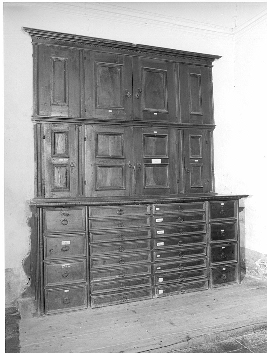 mobile da sacrestia con alzata, opera isolata - ambito valtellinese (seconda metà sec. XVII)