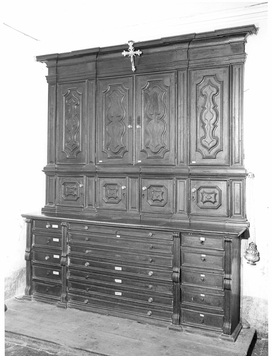 mobile da sacrestia con alzata, opera isolata - ambito valtellinese (prima metà sec. XVIII)