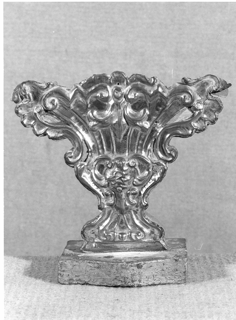 vaso d'altare con composizione floreale, serie - ambito lombardo (sec. XVIII)