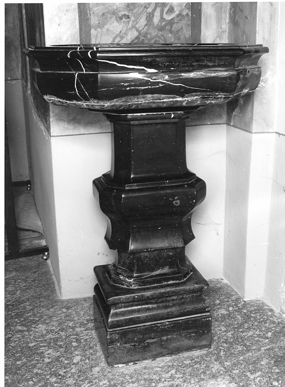 acquasantiera - a fusto, opera isolata - ambito valtellinese (sec. XVIII)