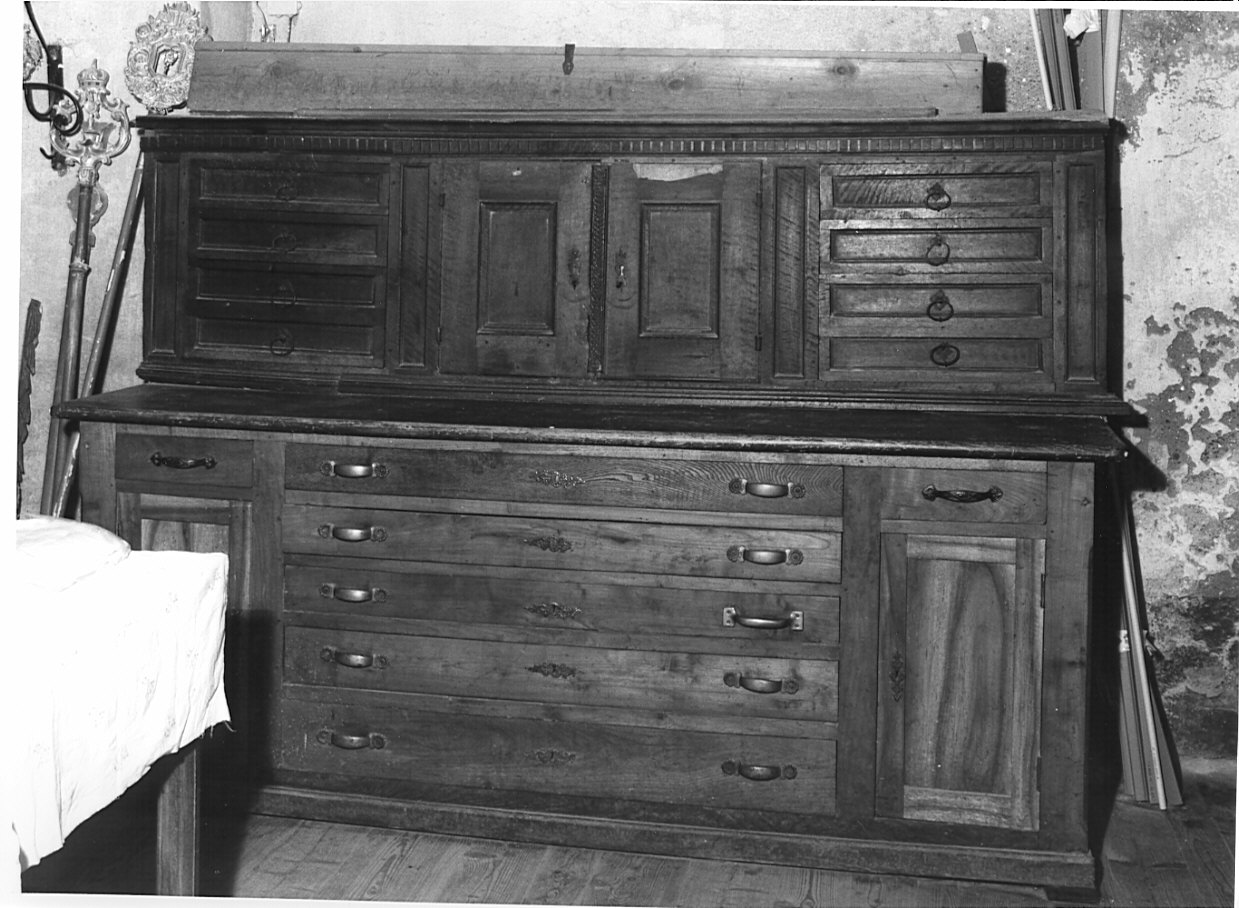 mobile da sacrestia con alzata, opera isolata - ambito valtellinese (sec. XVII)