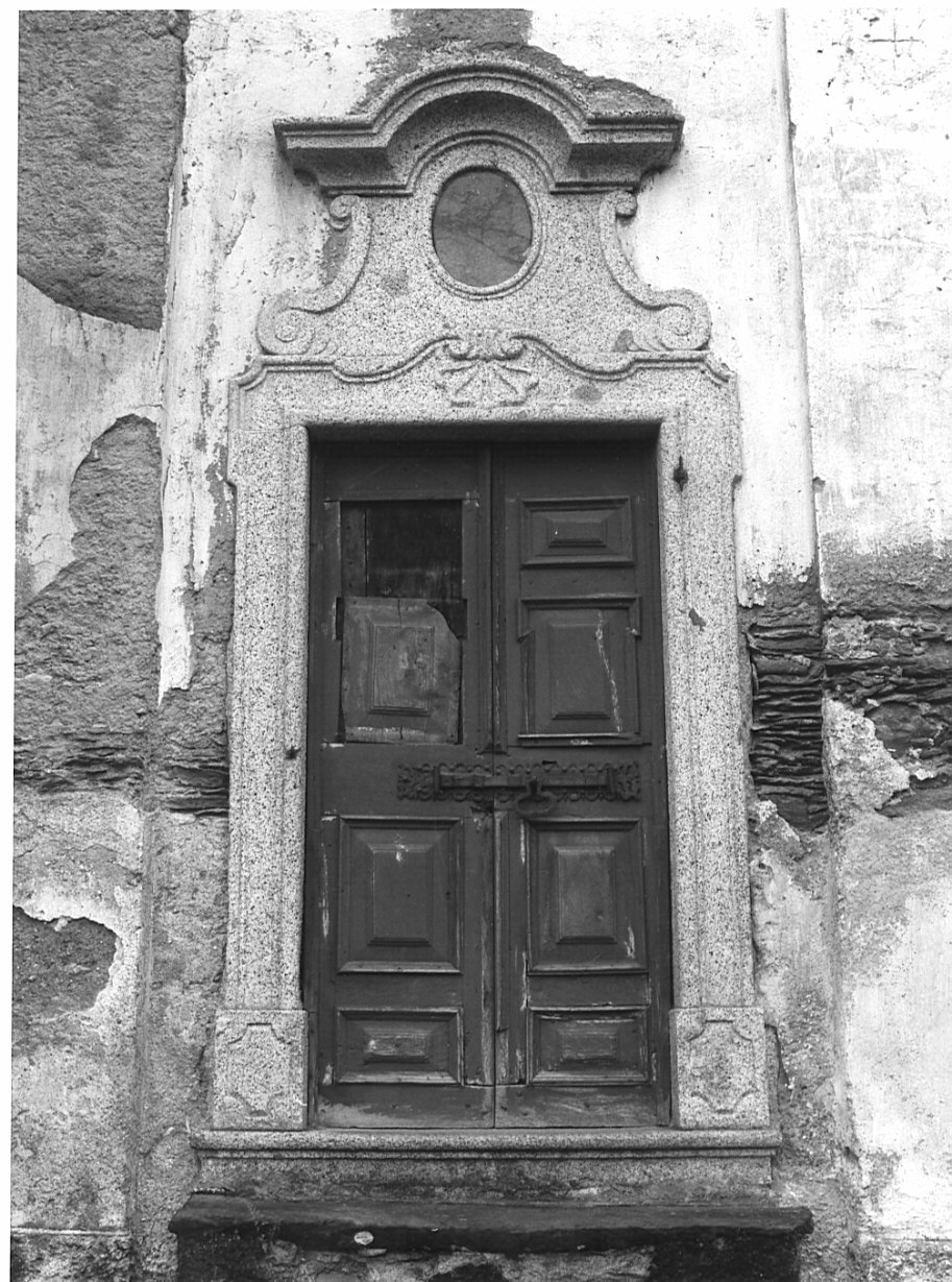 portale - ad arco ribassato, opera isolata - ambito valtellinese (sec. XVIII)