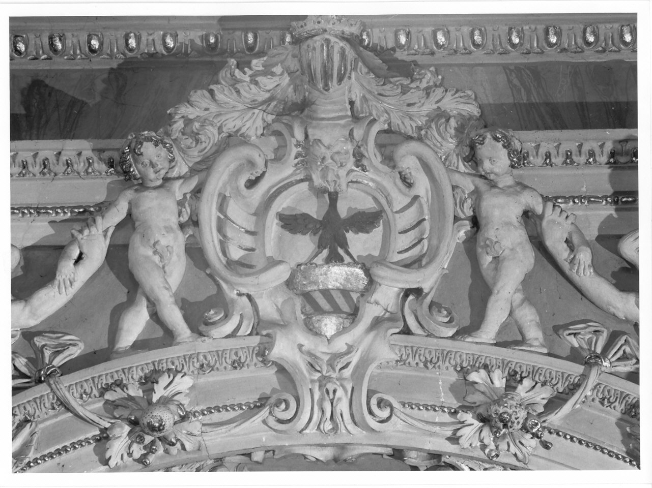 stemma gentilizio con cimiero (decorazione plastica, elemento d'insieme) di Casella Alessandro (cerchia) (sec. XVII)