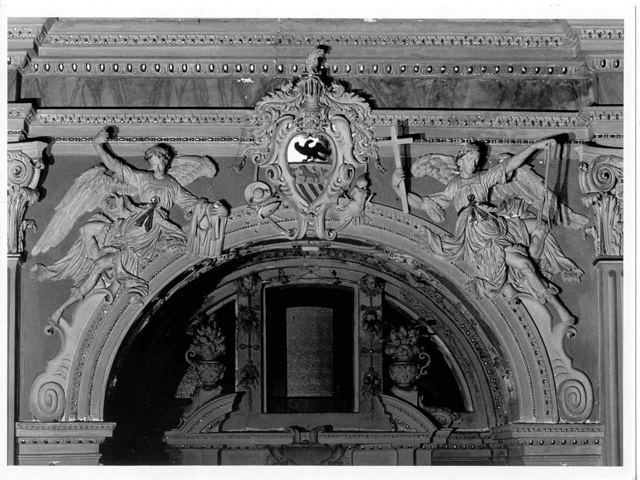 angeli con i simboli della passione (decorazione plastica, elemento d'insieme) di Casella Alessandro (sec. XVII)