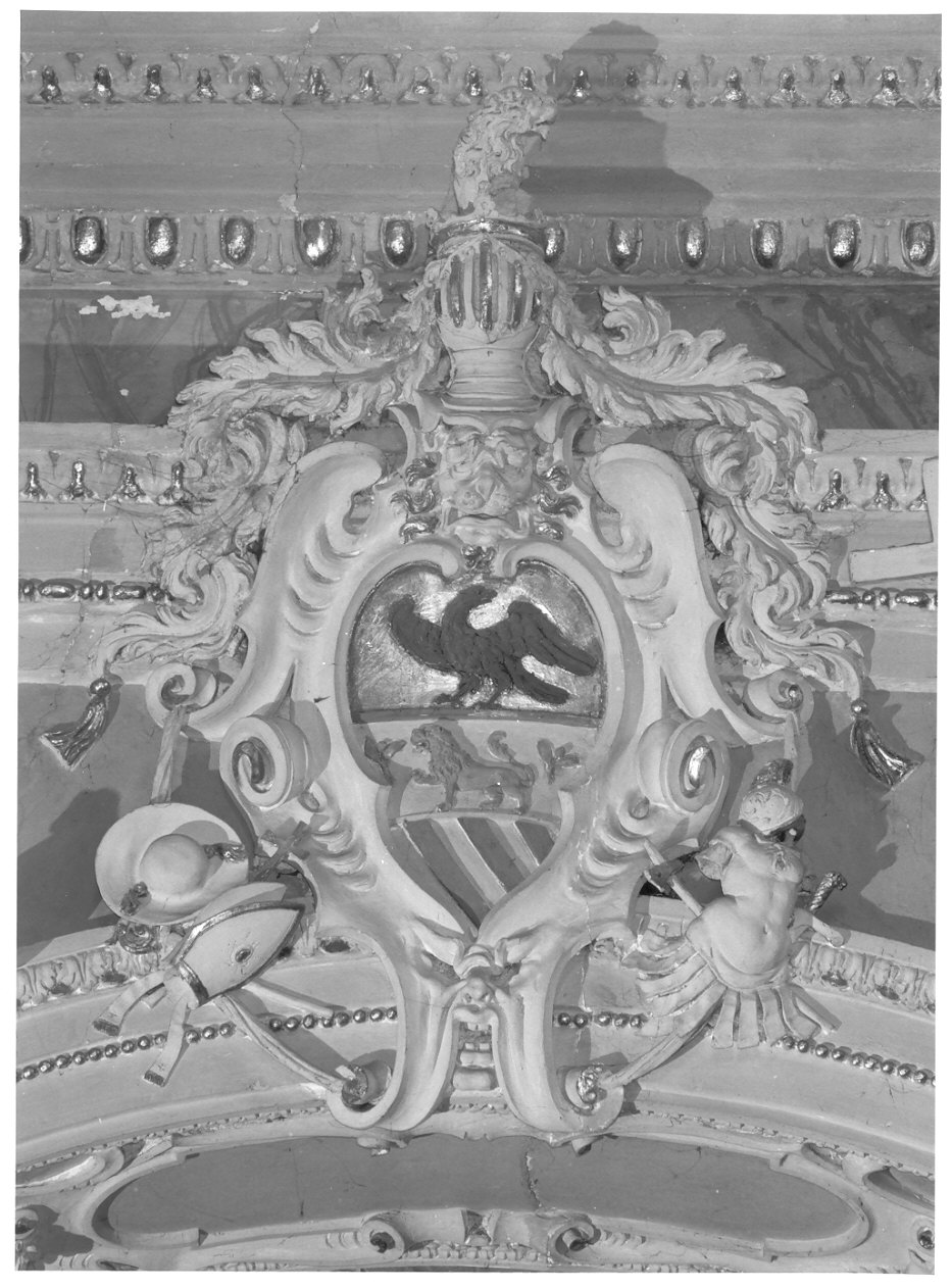 stemma gentilizio con cimiero (decorazione plastica, elemento d'insieme) di Casella Alessandro (sec. XVII)