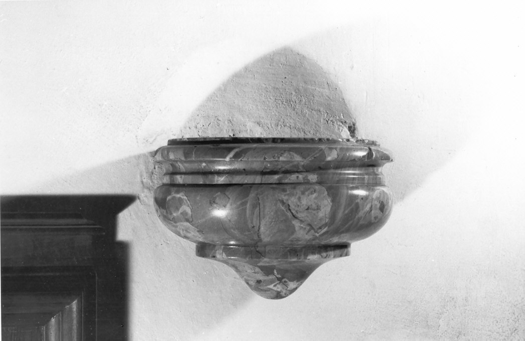 acquasantiera da parete, opera isolata - bottega lombarda (sec. XVII)