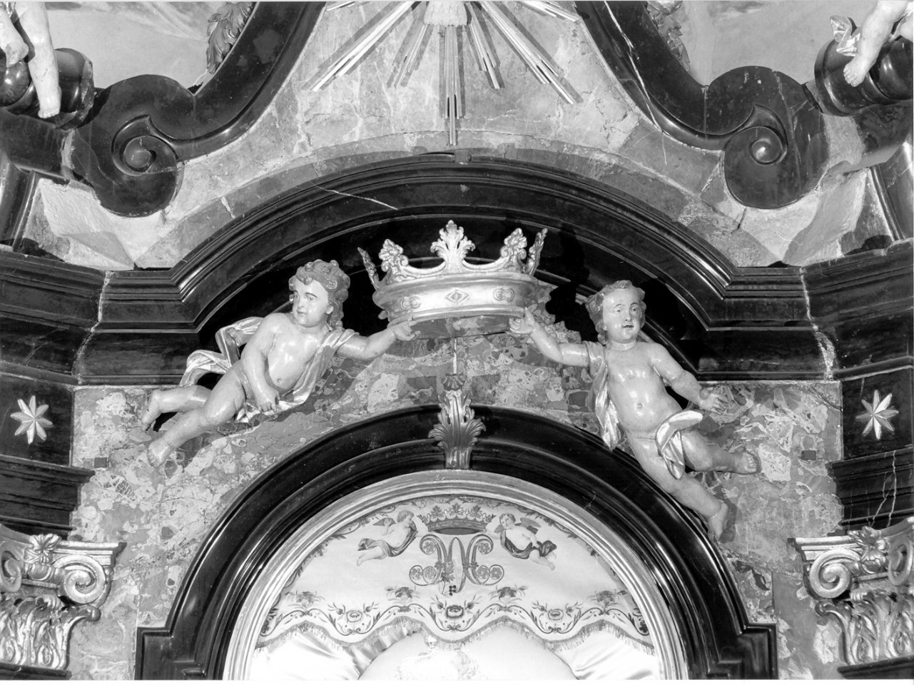 angioletti reggicorona (gruppo scultoreo, elemento d'insieme) - ambito comasco (sec. XVIII)