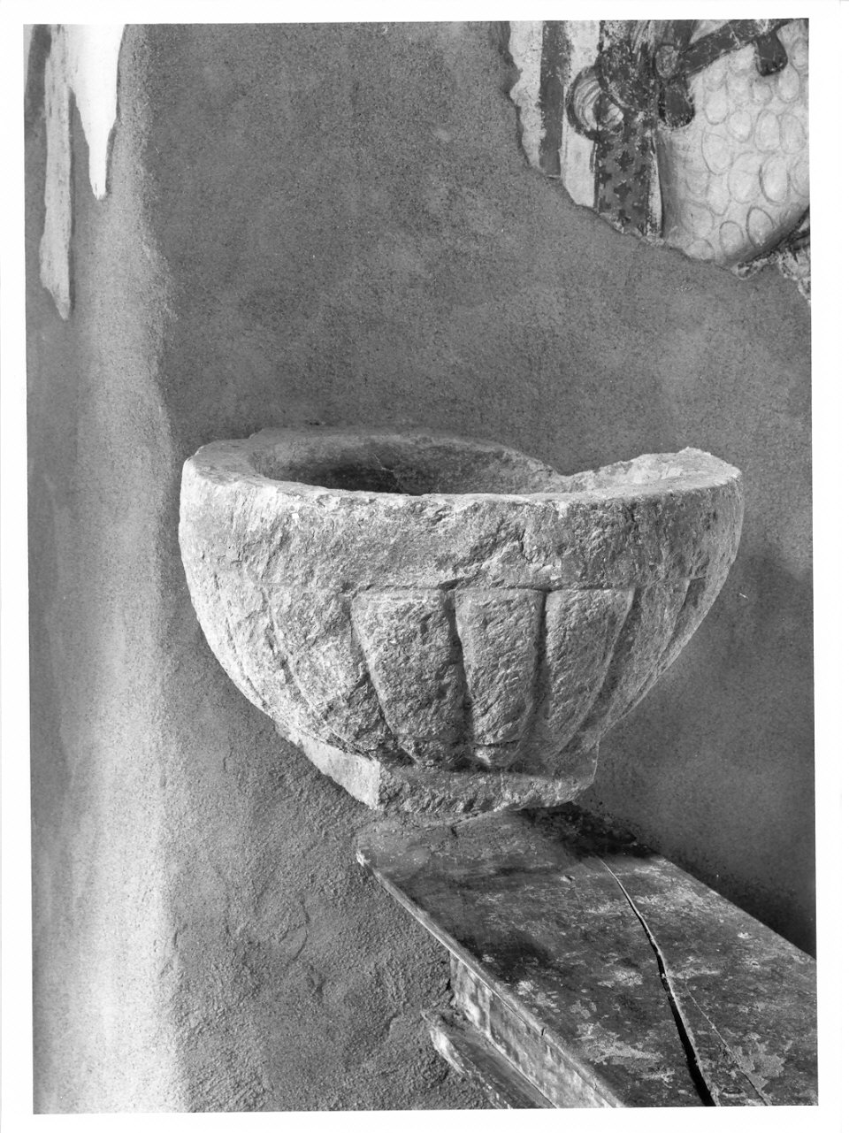 acquasantiera da parete, opera isolata - ambito valtellinese (fine/inizio secc. XV/ XVI)