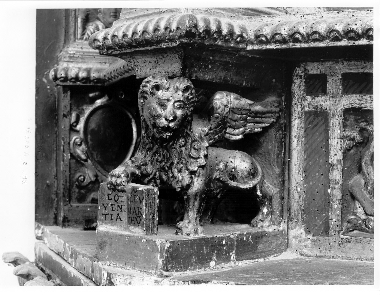 simbolo di San Marco: leone (decorazione a intaglio, elemento d'insieme) di Locheti Alessandro (sec. XVI)
