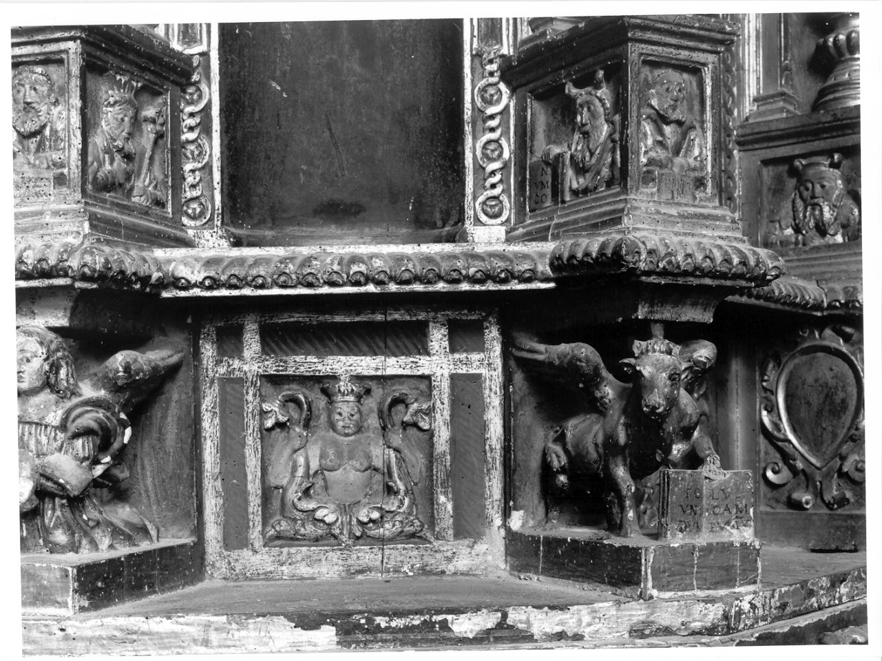 simbolo di San Luca: bue (decorazione a intaglio, elemento d'insieme) di Locheti Alessandro (sec. XVI)