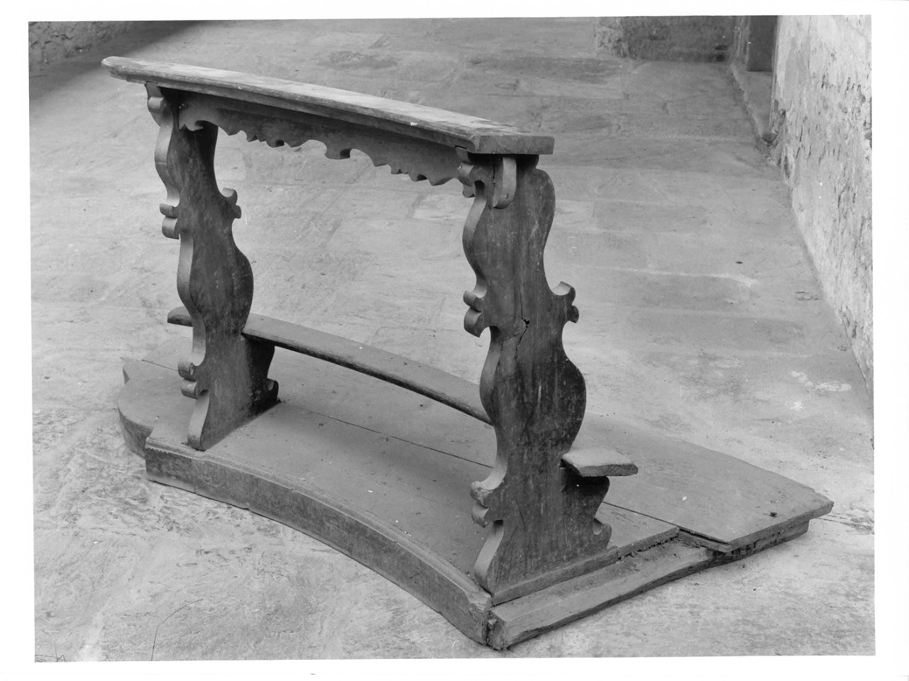 inginocchiatoio - a montanti sagomati, coppia - ambito valtellinese (sec. XVIII)