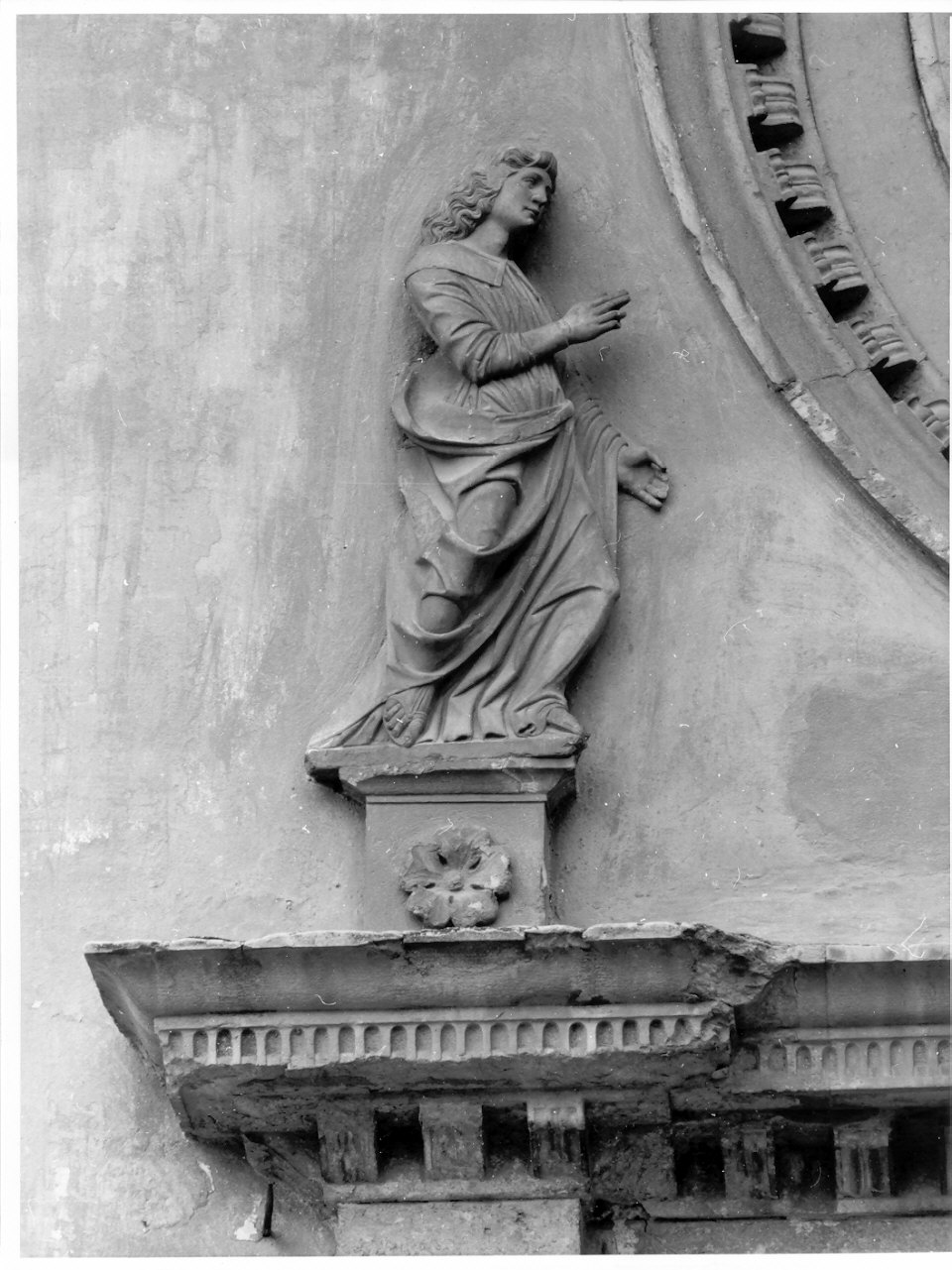 angelo annunciante (rilievo, coppia) di Rodari Tommaso (sec. XVI)