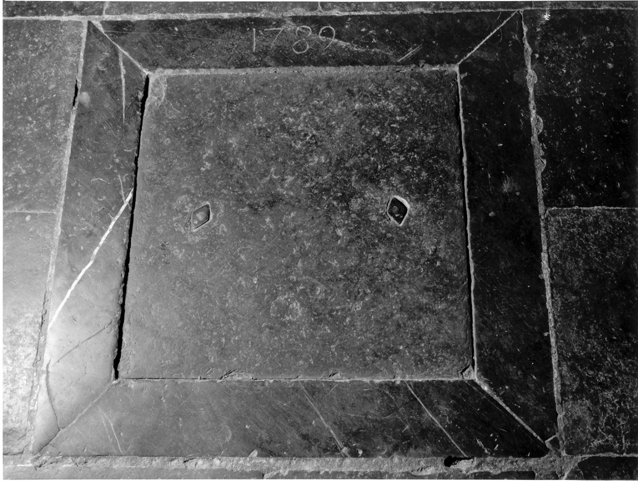 lastra tombale, opera isolata - ambito valtellinese (sec. XVIII)