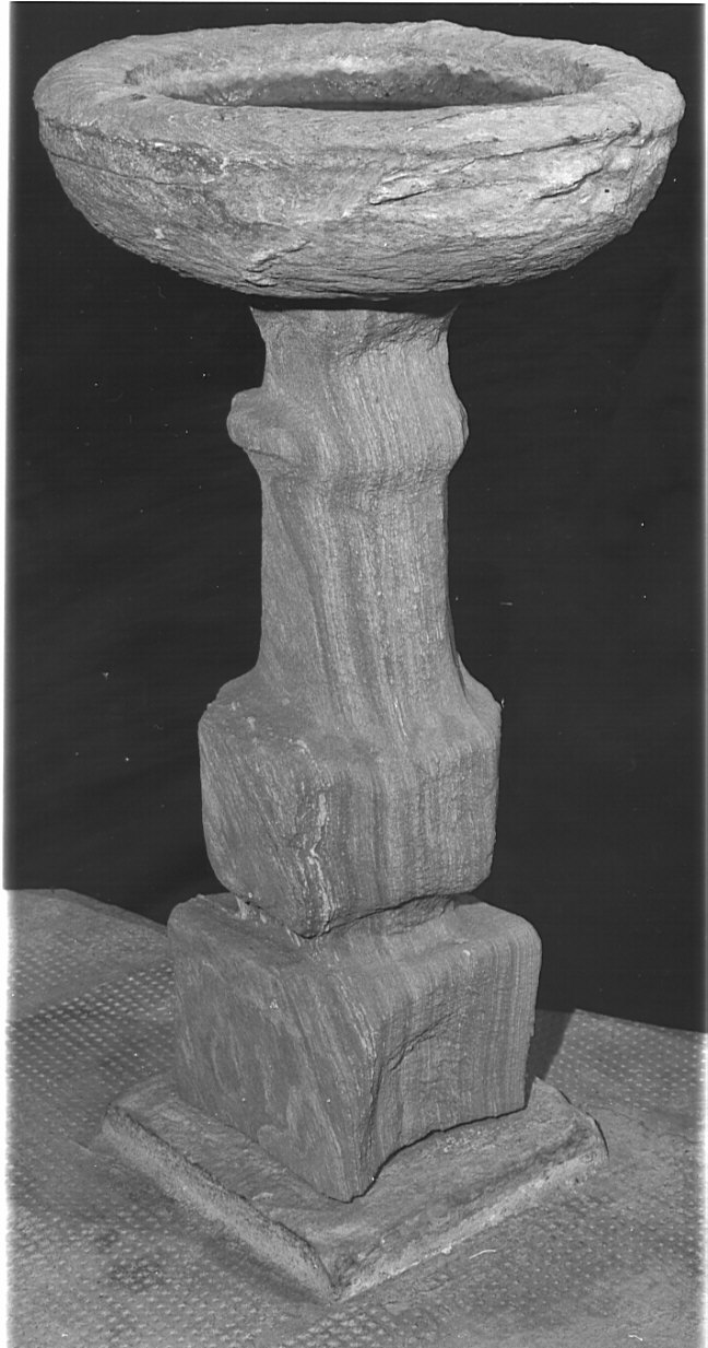 acquasantiera - a fusto, opera isolata - ambito valtellinese (sec. XVI)