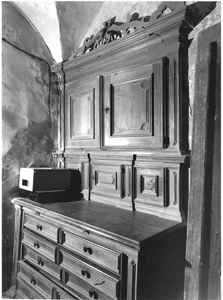 mobile da sacrestia con alzata, opera isolata - ambito valtellinese (prima metà sec. XIX)