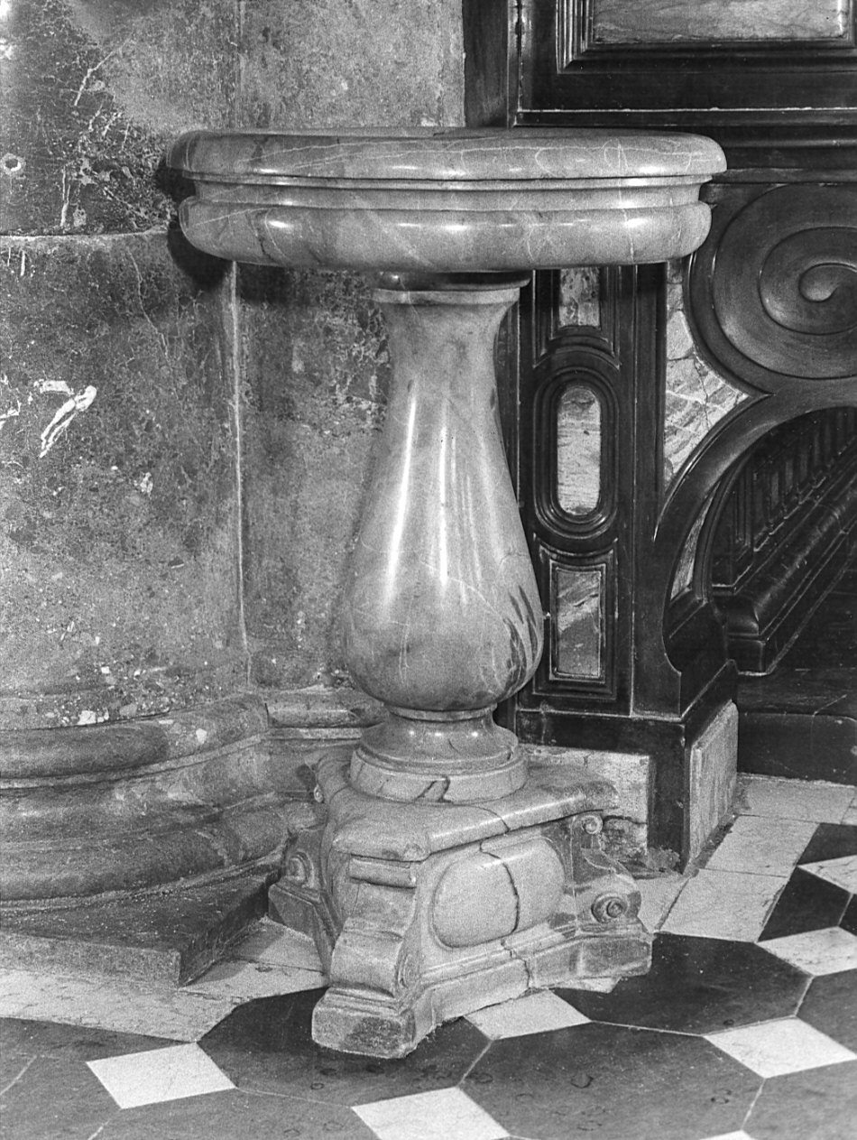 acquasantiera - a fusto, opera isolata - bottega lombarda (inizio sec. XVIII)