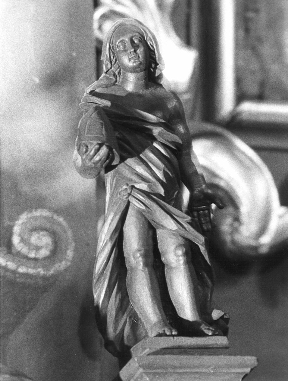 figura allegorica femminile (statua, elemento d'insieme) di De Scarattis Bernardino (attribuito) (sec. XVI)