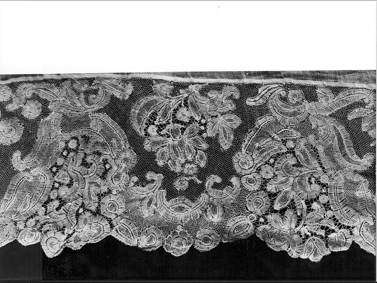 rocchetto, opera isolata - manifattura fiamminga (secc. XVII/ XVIII)