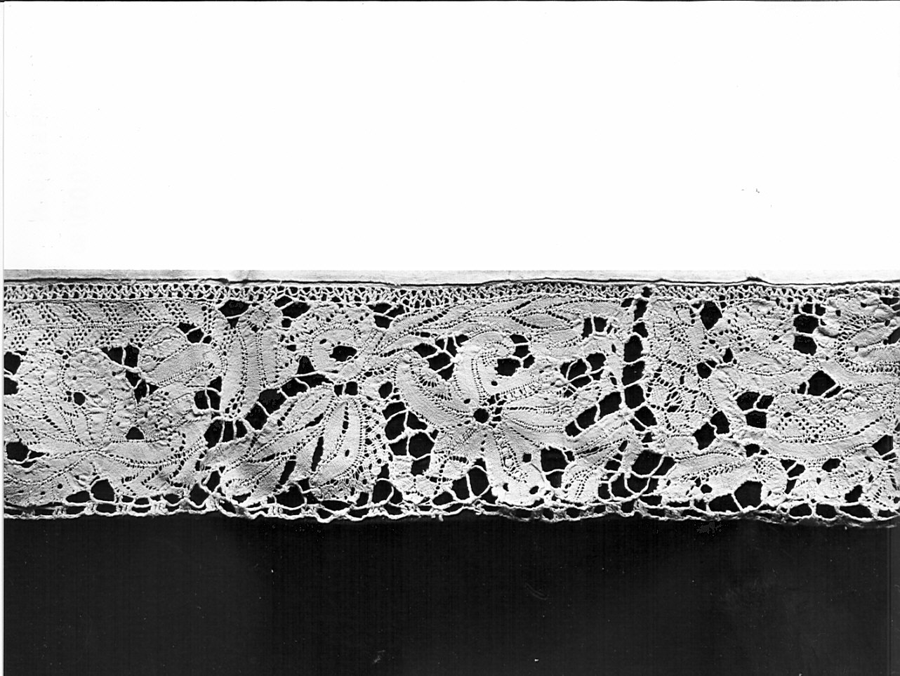 camice ecclesiastico, opera isolata - manifattura lombarda (secc. XVII/ XVIII, secc. XIX/ XX)