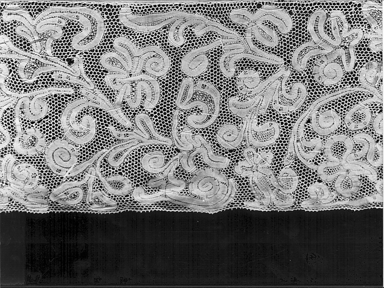 tovaglia d'altare, opera isolata - manifattura lombarda (prima metà sec. XVII, secc. XIX/ XX)