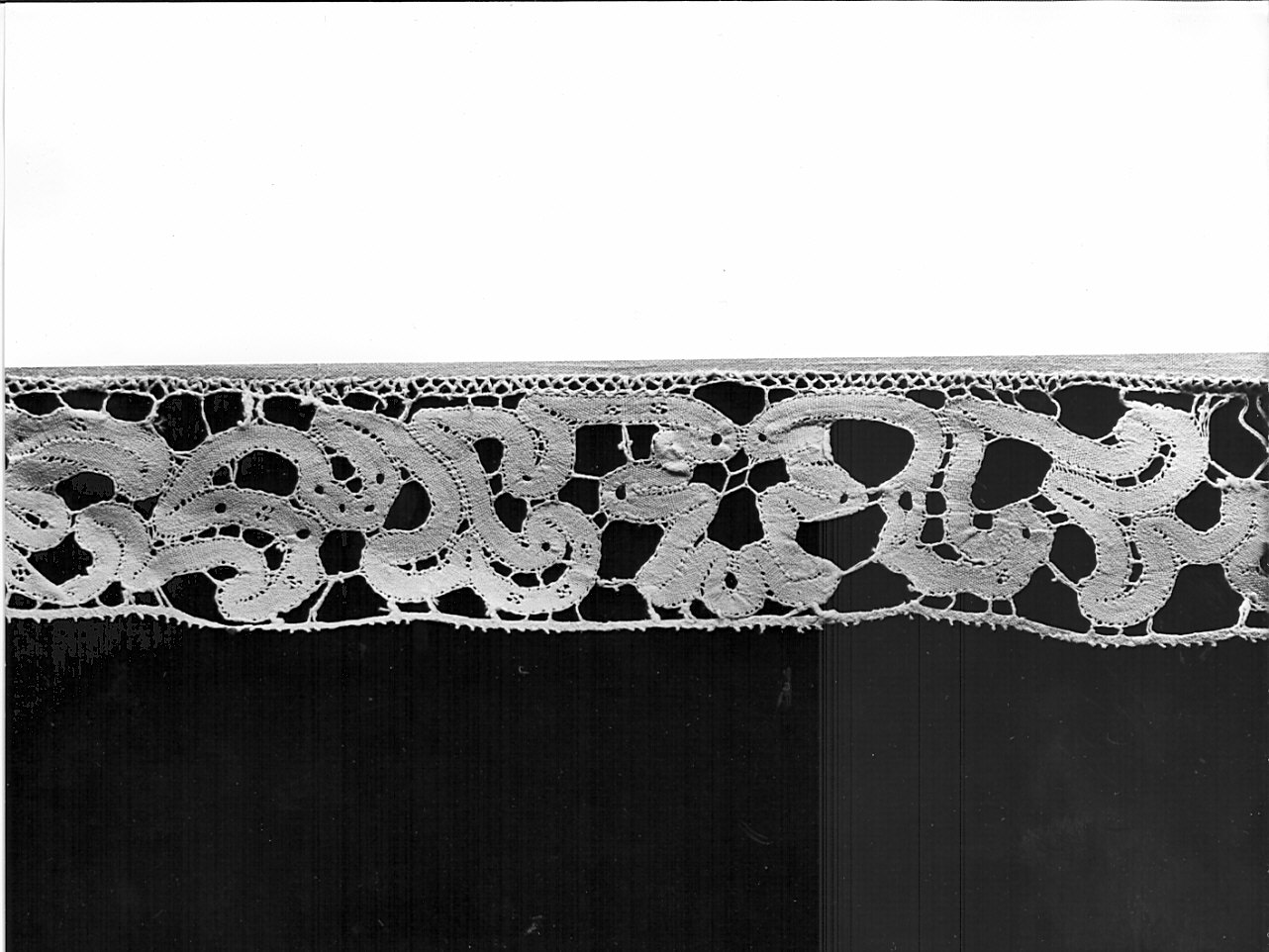 tovaglia d'altare, opera isolata - manifattura milanese (prima metà sec. XVIII, sec. XX)