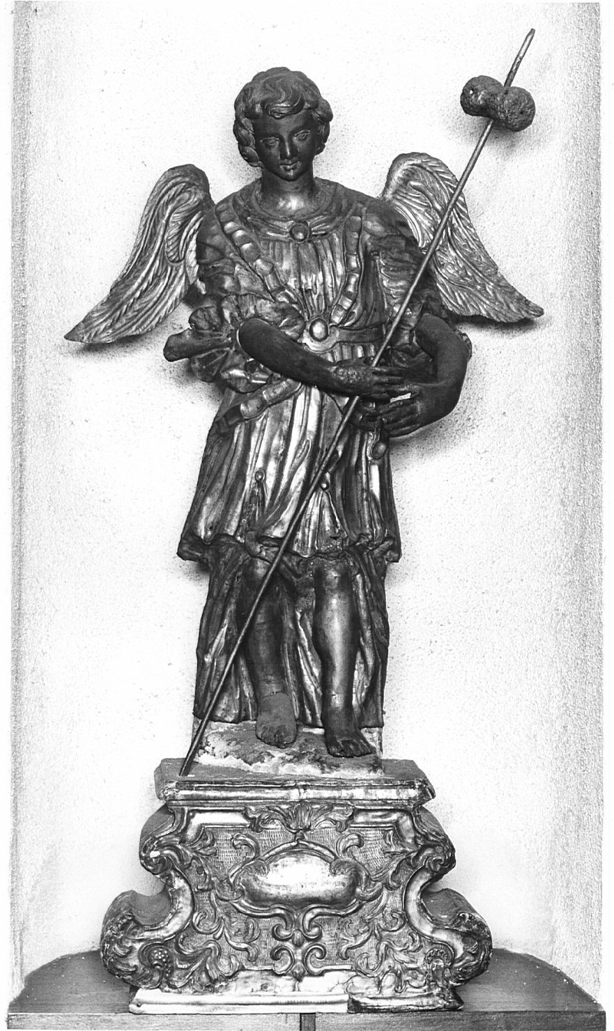 angelo con strumento della passione: spugna (statua, opera isolata) - bottega bergamasca (secc. XVII/ XVIII)