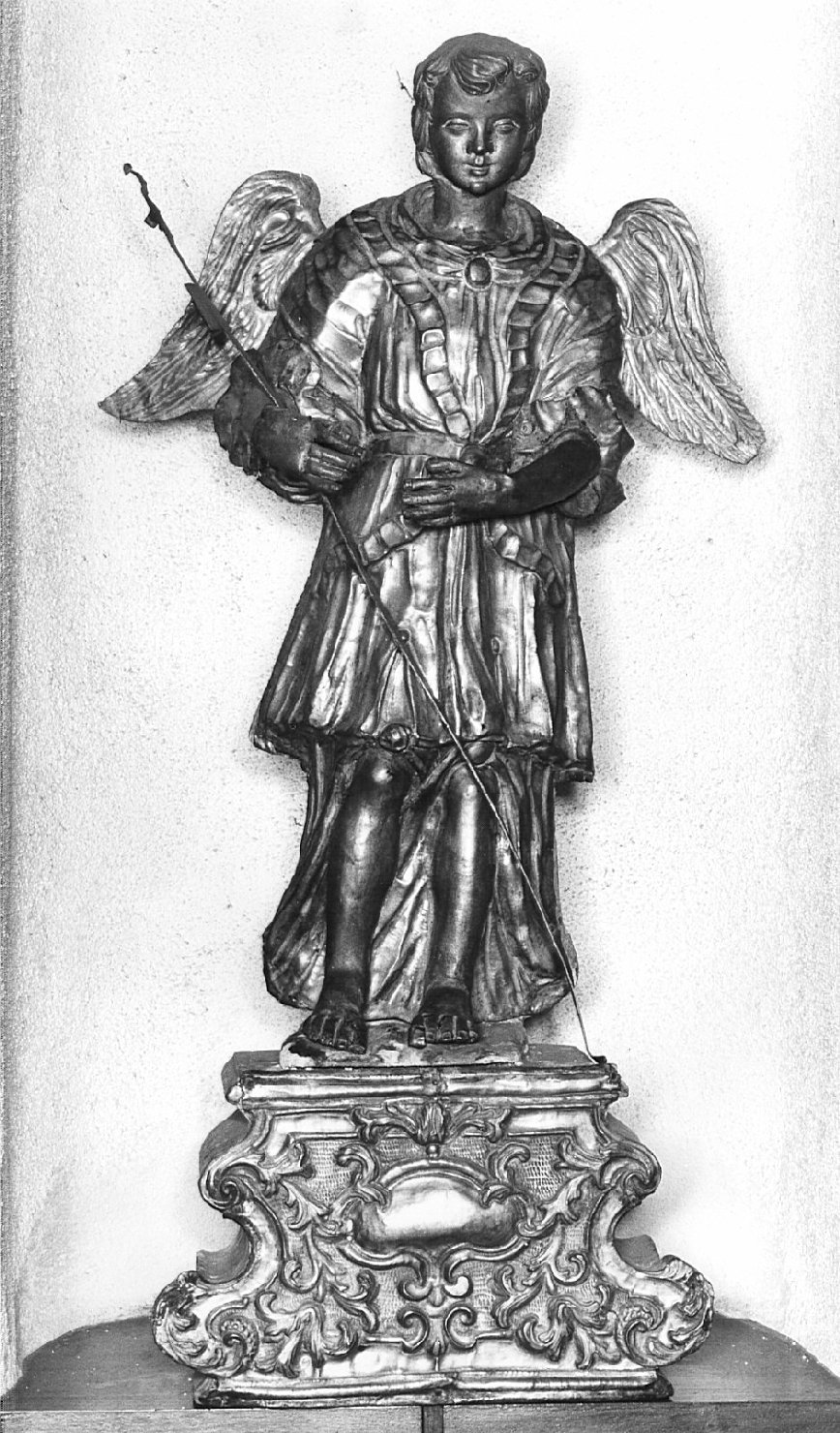 angelo con simbolo della passione: croce (statua, opera isolata) - bottega bergamasca (secc. XVII/ XVIII)